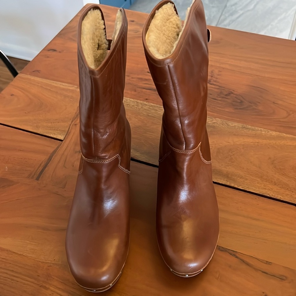 UGG AUTRALIA size 9
